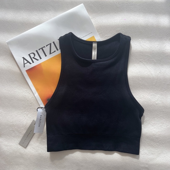 TWO Aritzia Babaton Seamless Cropped Tanks - Picture 4 of 12